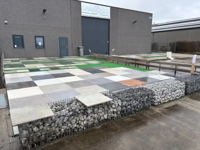 Dalles extérieures exposées devant le showroom, posées sur gabions