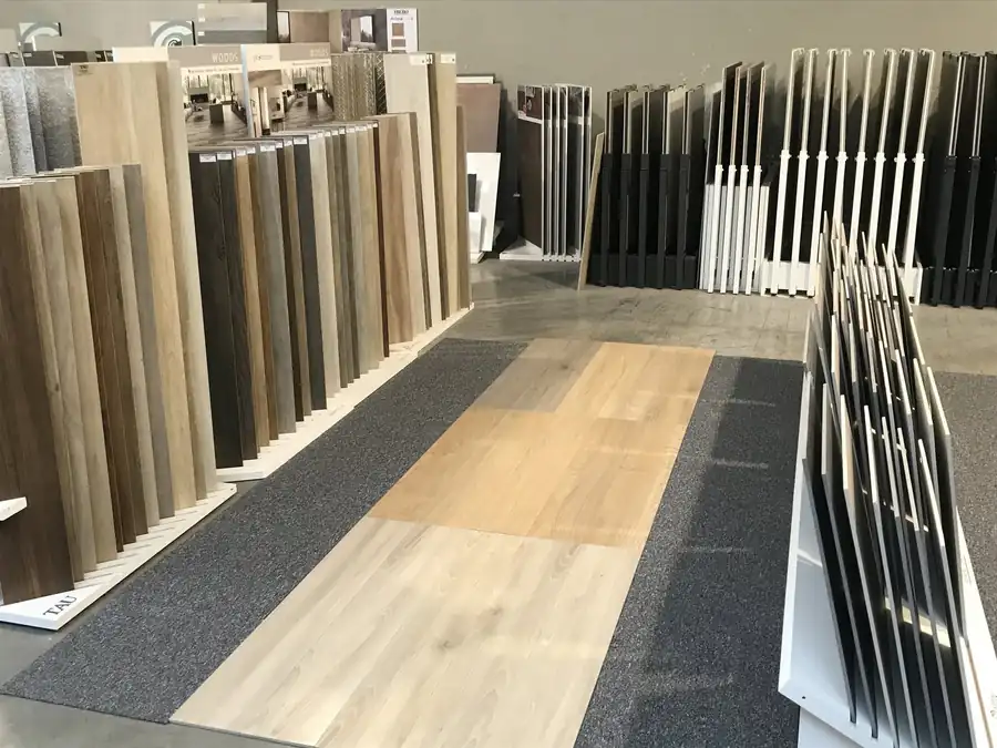 Exposition intérieure du showroom : carrelages effet bois et grands formats