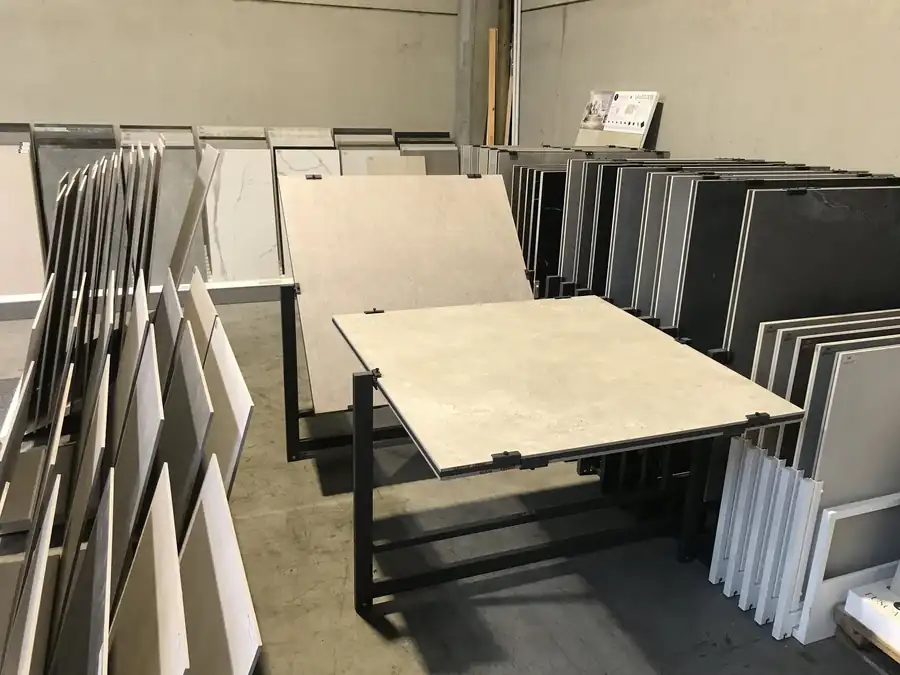 Présentoirs de carrelages intérieurs grands formats au showroom
