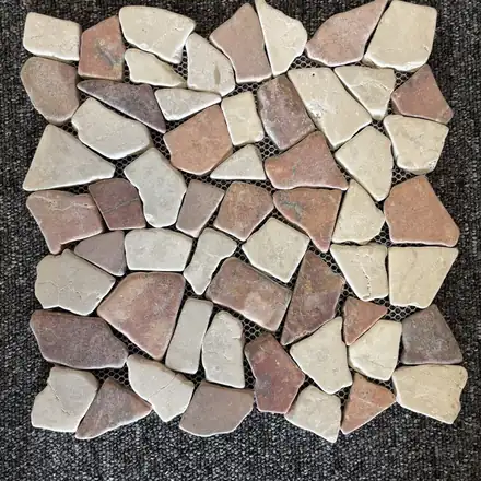 Mosaïque en pierre naturelle beige et rose