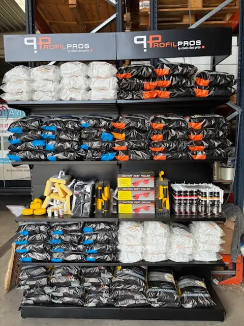 Présentoir d'accessoires de pose au showroom