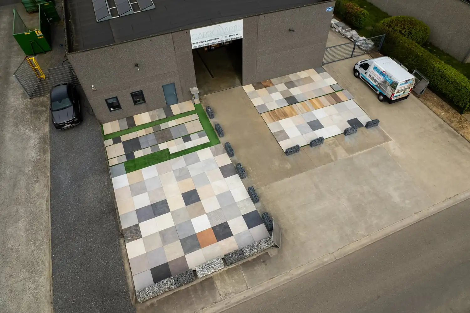 Vue aérienne du showroom Carro Martin et de ses carrelages extérieurs exposés